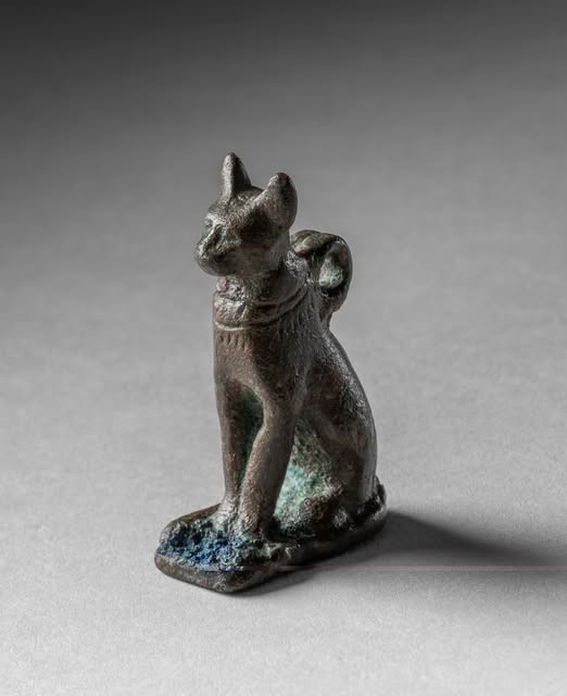 Amulette représentant un chat, bronze, période tardive (664-332 B.C.E)).