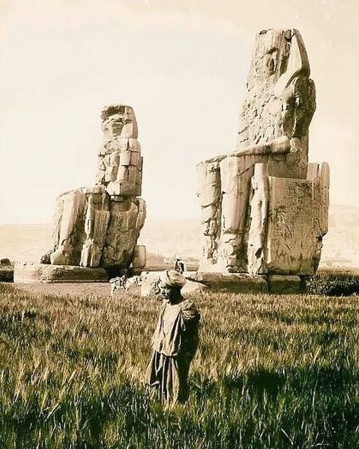 Debut des annees 1900 presente le majestueux colossi de memnon qui s eleve a 60 pieds dans la necropole thebaine d egypte