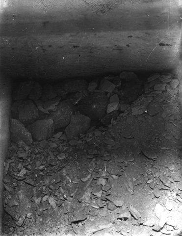 Il corridoio della kv62 pieno di detriti ph p0004 the griffith institute tutankhamun anatomy of an excavation the howard carter archives photograph by harry burton