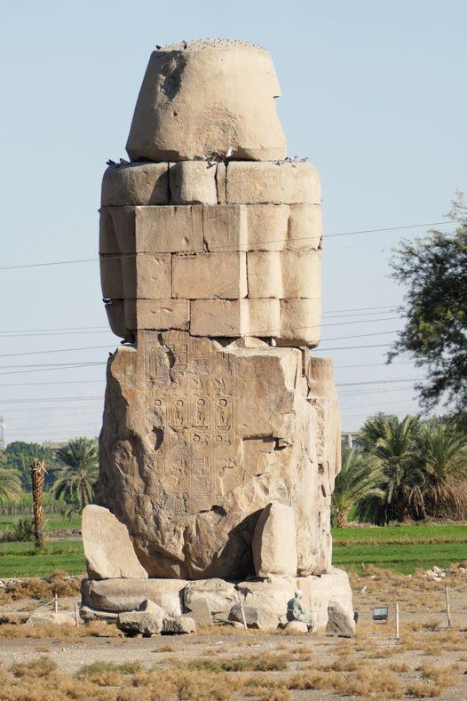 Photo monnier l un des colosses d amenhotep iii a kom el heitan et son gardien assis a ses pieds