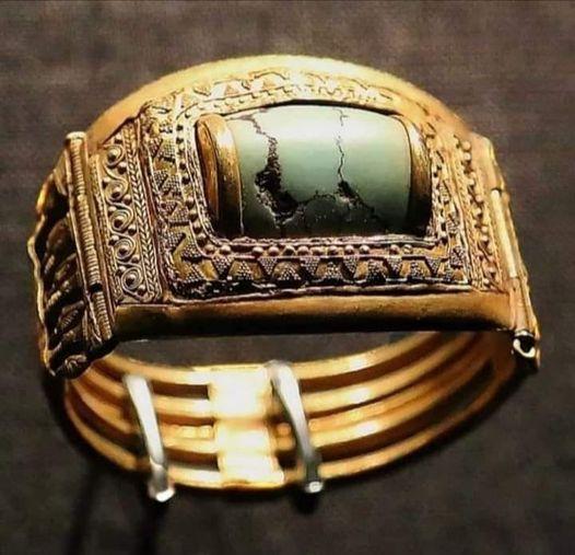 Un bracelet extraordinaire de la tombe du pharaon toutankhamon il y a 3000 ans source les pierres precieuses et leur histoire
