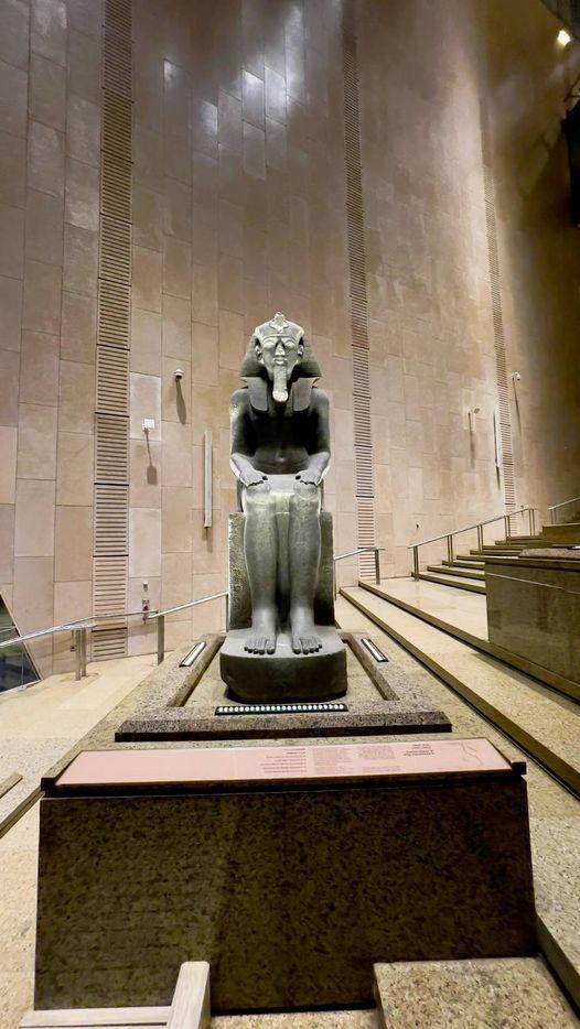 Une statue du roi amenhotep iii situee au grand musee egyptien